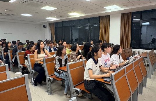 锤炼党性守初心 知行合一强担当——德语学院学生党支部举办“2026年下半年第一次党员基本培训”专题研讨会