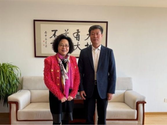 李海书记会见北外上海校友会会长程慧玲女士